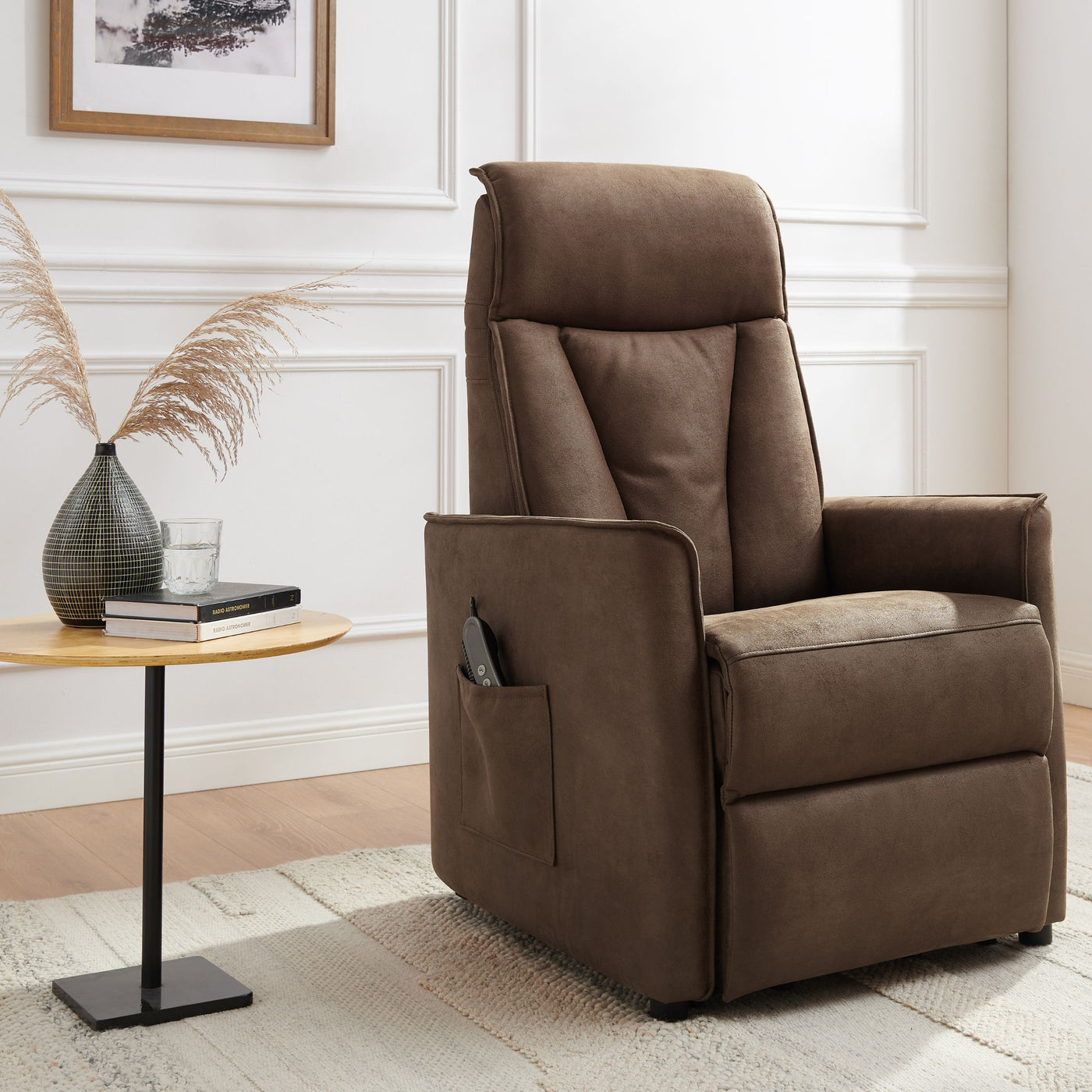 Fauteuil relax Levi en tissu brun foncé, en ambiance dans un salon 