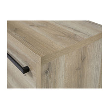 Salle à manger Rico (bi-ton Arizona Oak & Nero), détail de l'angle supérieur chêne clair du meuble TV avec poignée noire