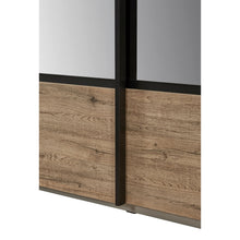 Détail bas de porte coulissante Olivia : miroir en partie haute, panneau SCARLET OAK en partie basse, profilé noir