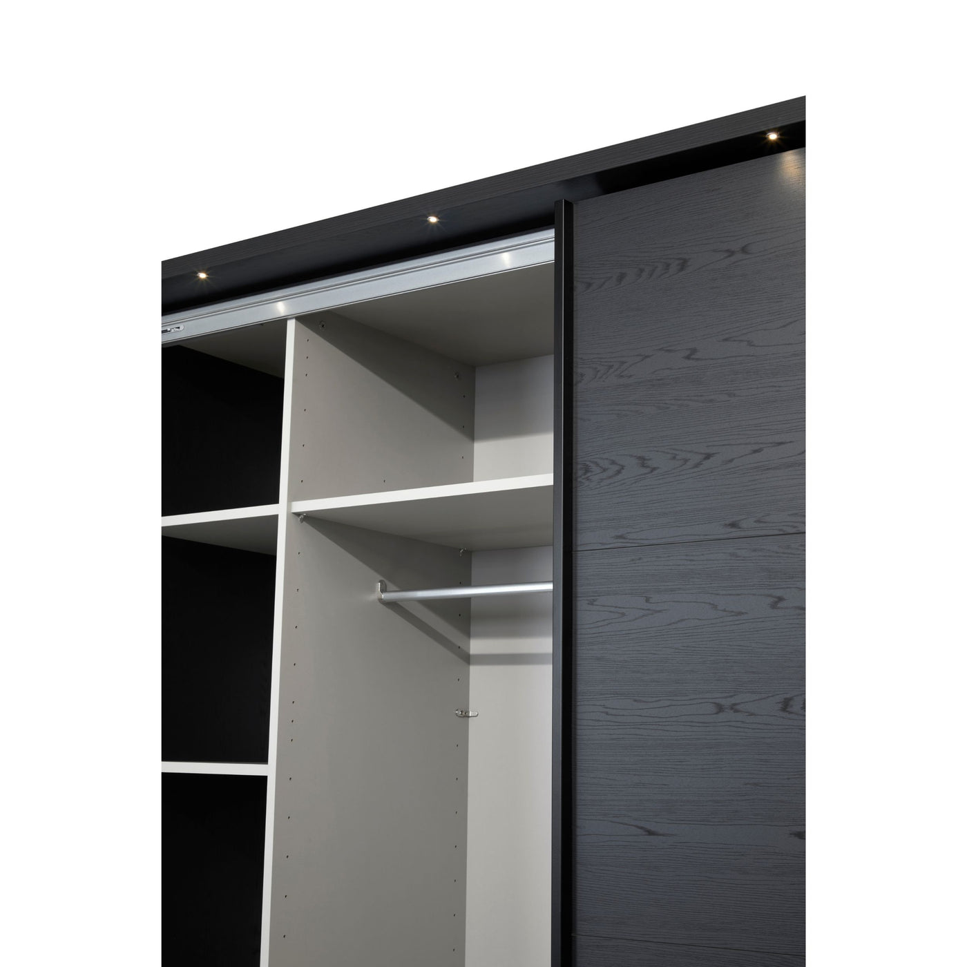 Intérieur armoire Rosie NOX éclairé : LED de cornice allumés, tringle et étagères visibles