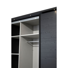Intérieur armoire Rosie NOX éclairé : LED de cornice allumés, tringle et étagères visibles