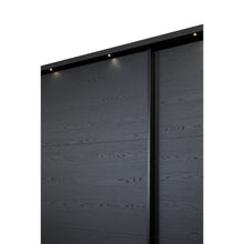Gros plan LED cornice armoire Rosie NOX, façade mélamine boisée et profile noir mat