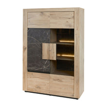 Salle à manger Sacha (Canyon Oak / Marmer / Nox), vitrine basse deux portes marbre Nox et éclairage LED, vue trois-quarts
