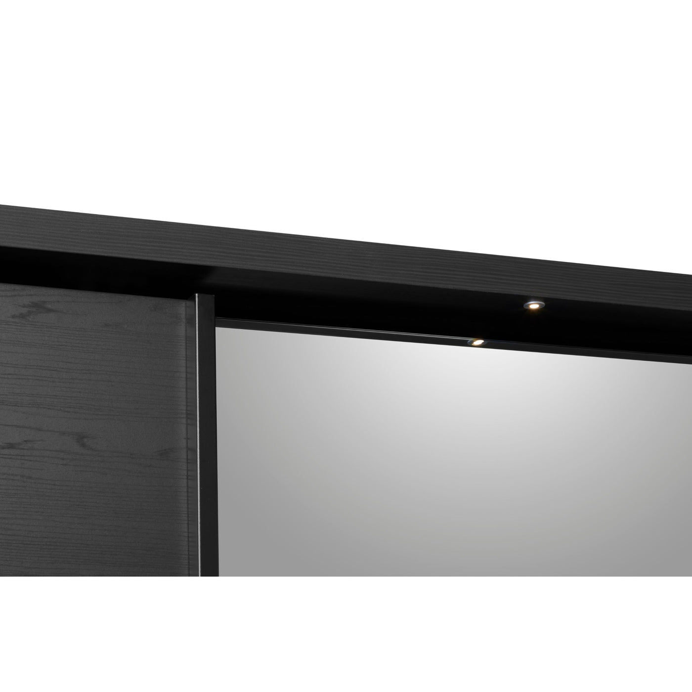 Détail haut porte miroir armoire Rosie NOX avec LED de cornice allumés