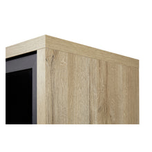 Salle à manger Rico (bi-ton Arizona Oak & Nero), détail de l'angle supérieur chêne clair de la vitrine avec encadrement noir