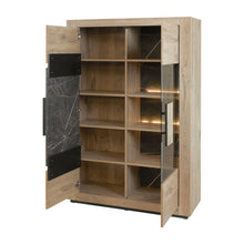 Salle à manger Sacha (Canyon Oak / Marmer / Nox), vitrine deux portes ouvertes intérieur chêne éclairage LED et fond marbre Nox