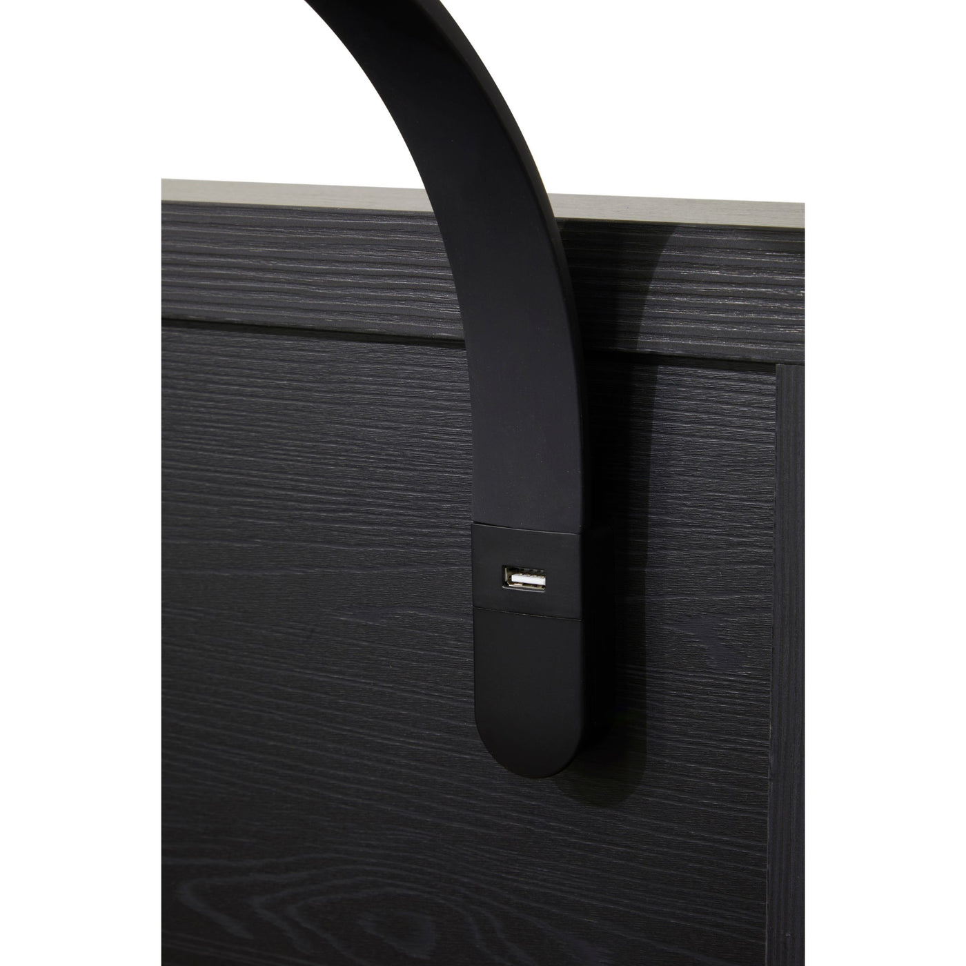 Gros plan port USB de la liseuse LED rechargeable sur tête de lit Rosie NOX