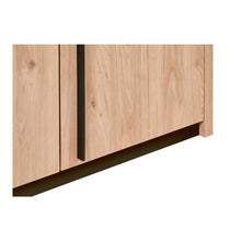 Détail bas d'armoire Viola CASTELLA : finition aboutée et socle profilé noir