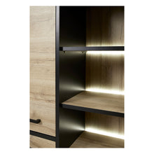 Salle à manger Rico (bi-ton Arizona Oak & Nero), gros plan sur l'éclairage LED des étagères intérieures de la vitrine 