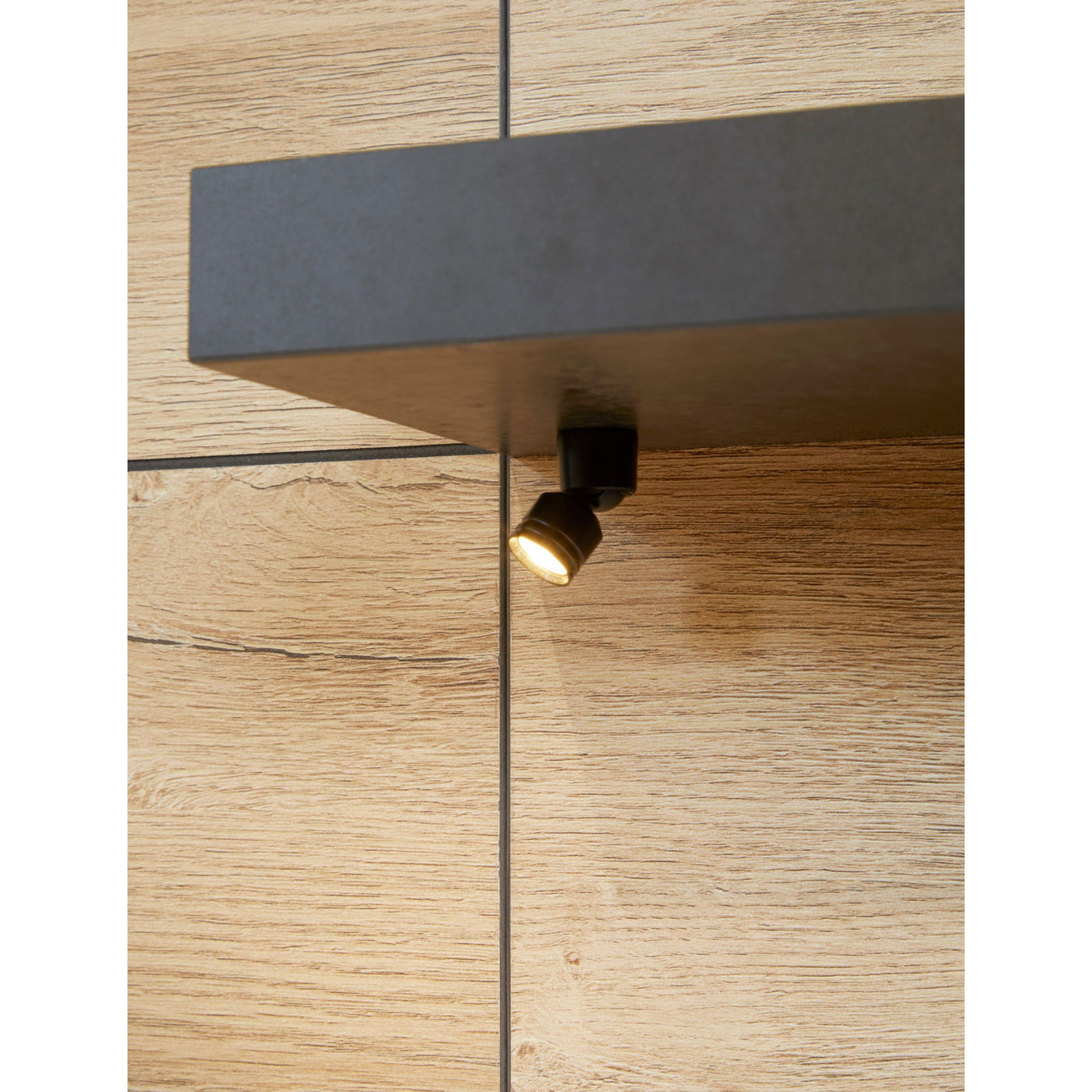 Détail spot LED orientable du chevet suspendu Phaedra allumé 