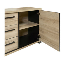 Salle à manger Rico (bi-ton Arizona Oak & Nero), buffet à trois tiroirs avec porte latérale ouverte montrant l'étagère intérieure 