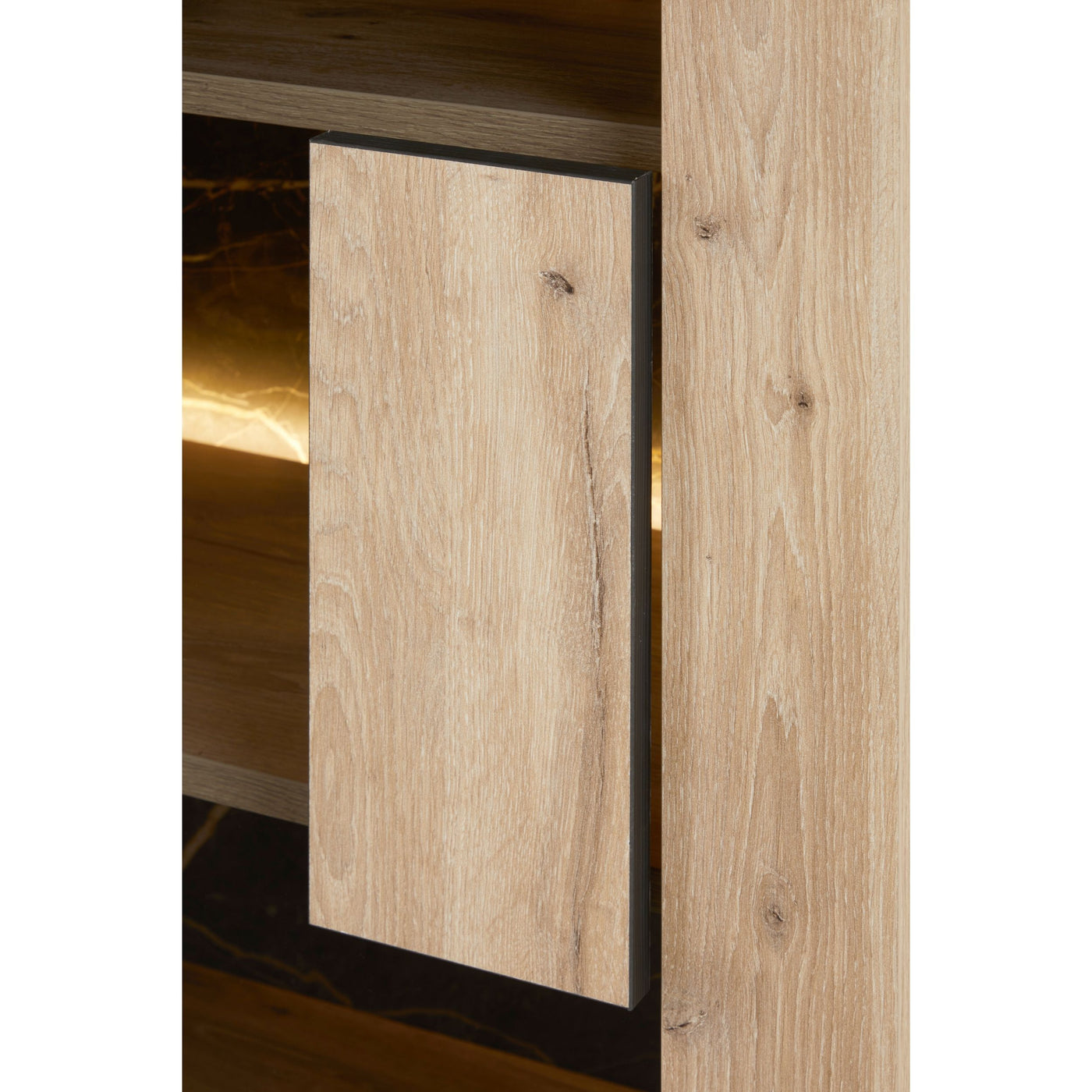 Salle à manger Sacha (Canyon Oak / Marmer / Nox), détail bouton-poignée carré en chêne sur fond marbre éclairé