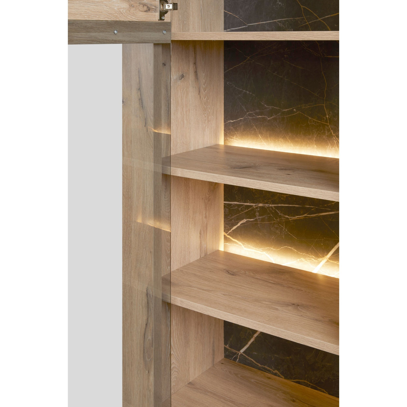 Salle à manger Sacha (Canyon Oak / Marmer / Nox), détail étagères chêne fond marbre Nox et éclairage LED