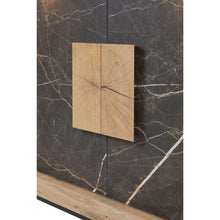 Salle à manger Sacha (Canyon Oak / Marmer / Nox), détail bouton carré chêne effet rondin sur portes marbre Nox