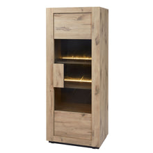 Salle à manger Sacha (Canyon Oak / Marmer / Nox), élément colonne vitrine fond marbre Nox et éclairage LED, vue trois-quarts