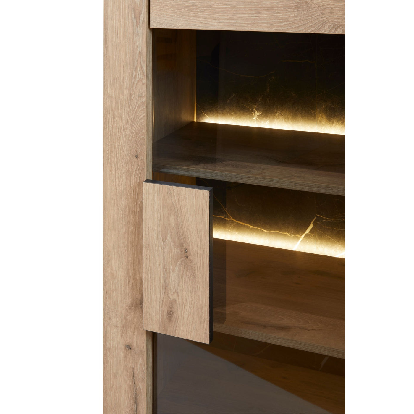 Salle à manger Sacha (Canyon Oak / Marmer / Nox), détail bouton-poignée chêne et étagères fond marbre Nox éclairées LED