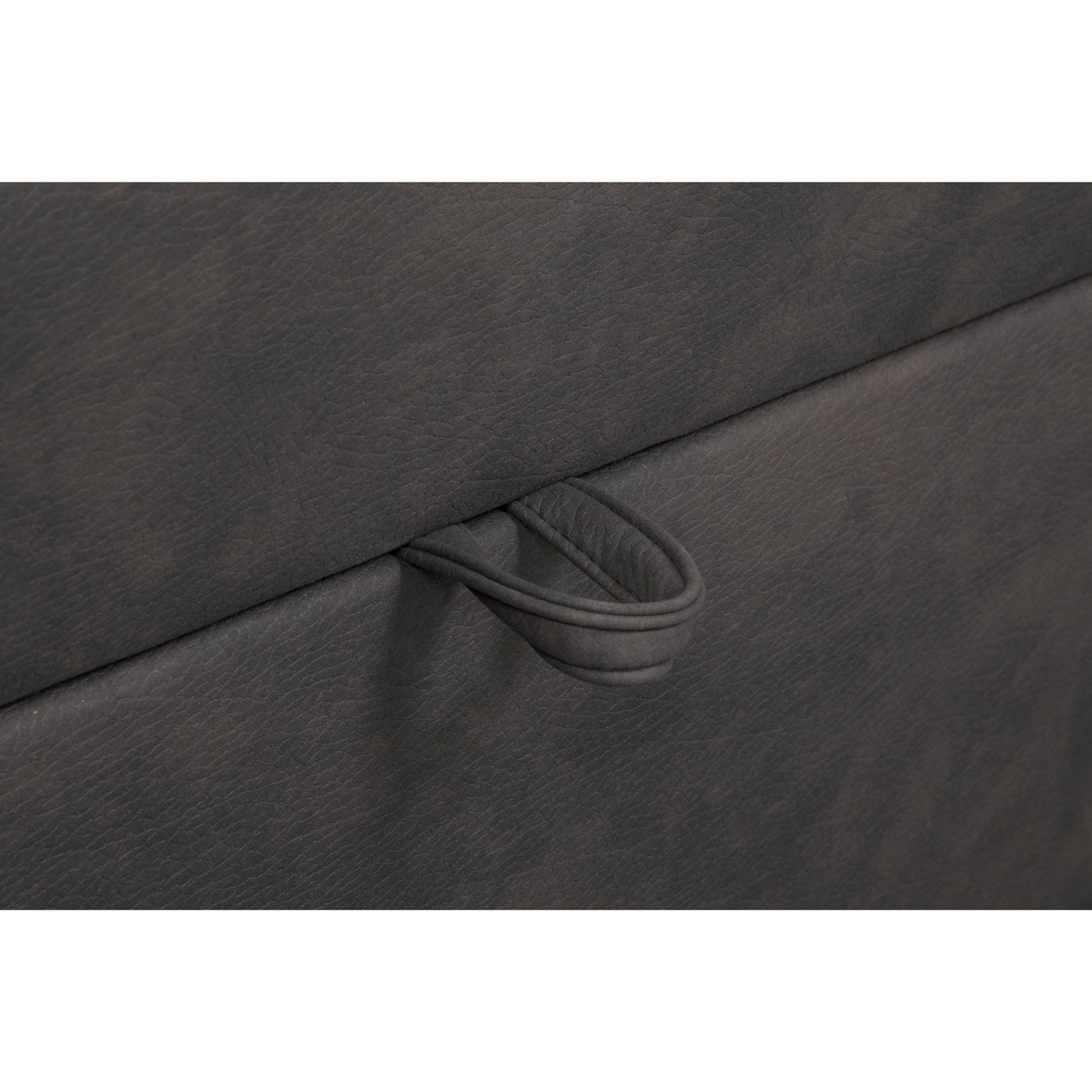 Détail des pieds du lit boxspring Azalea