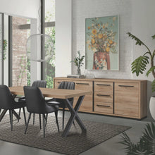 Salle à manger Rico (bi-ton Arizona Oak & Nero) en mélamine livrée montée — présentation animée de l'ensemble : bahuts, vitrine LED, meuble TV, tables et table basse à pieds X noirs