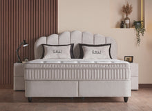 Lit Cali — Boxspring velours à tête galbée