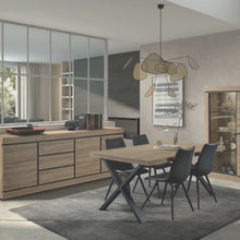 Salle à manger Marnix (French Oak) — présentation vidéo de l'ensemble : bahuts, vitrine, meubles TV, tables et table basse en chêne clair à piétement métal noir